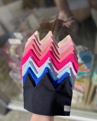 U nás nájdete všetko, čo vaše deti potrebujú – od čeleniek, korunky, až po štýlové slnečné okuliare ☀️👑👓 Všetko máme...