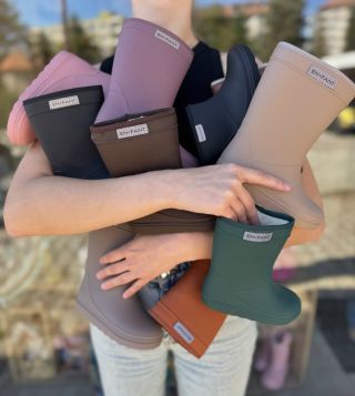 Prekvapilo ťa sychravé počasie? ☔️ a tvoje dieťa išlo do škôlky v teniskách?🤭 Žiaden problém. Príď k nám do LILIBET a...