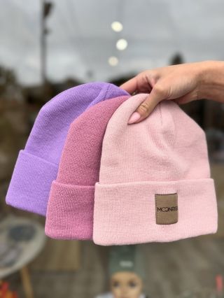 Novinky od slovenskej značky Moonrise sú tu❤️ Dvojité čiapky s lemom – mäkké, hrejivé a neskutočne pohodlné, ideálne na...